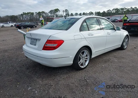 2013 Mercedes-Benz C 250 Luxury z USA, uszkodzony, nr VIN WDDGF4HB3DA771181